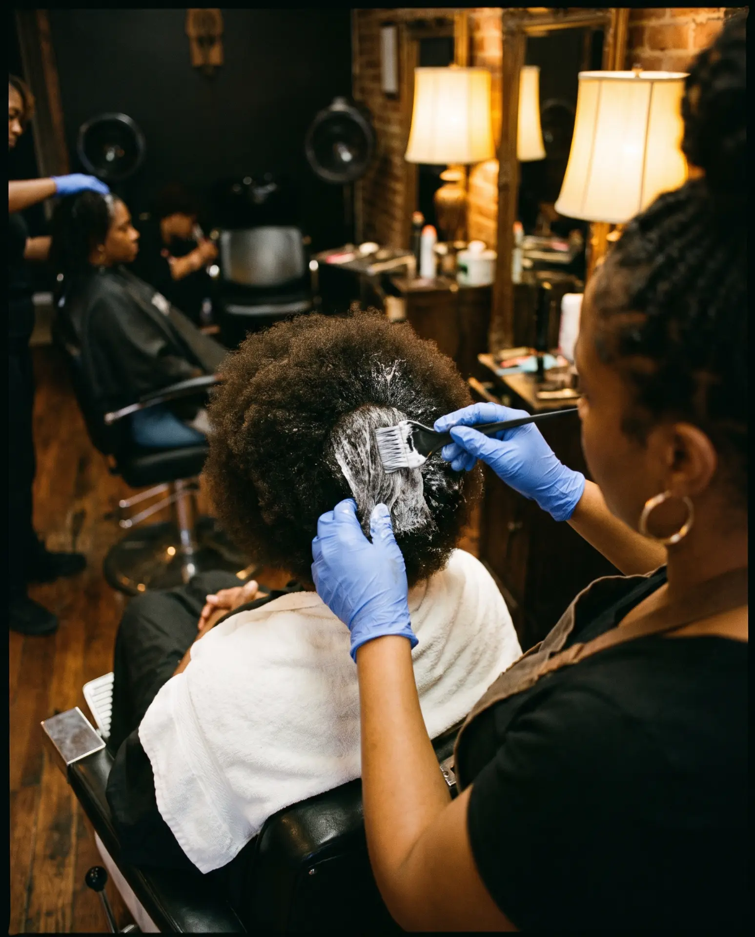 Tratamiento capilar para cabello afro en el salón
